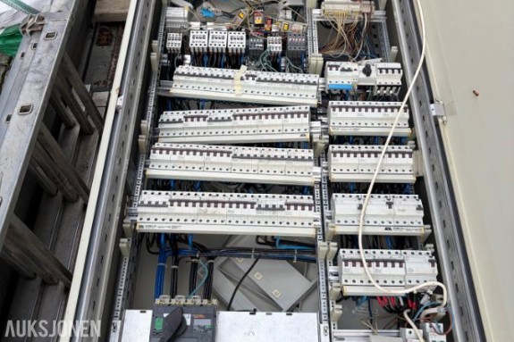 2007 Komplett industrisikringsskap 400V – 45 automatsikringer – ABB / GE / Merlin Gerin Industrifordeling 400V TN-S