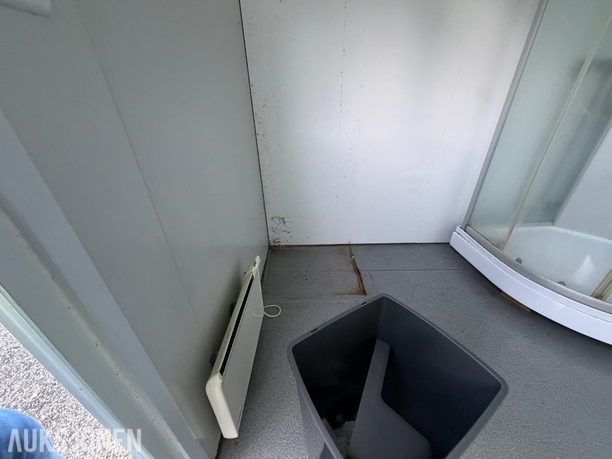Sanitærcontainer m/ toaletter og dusj