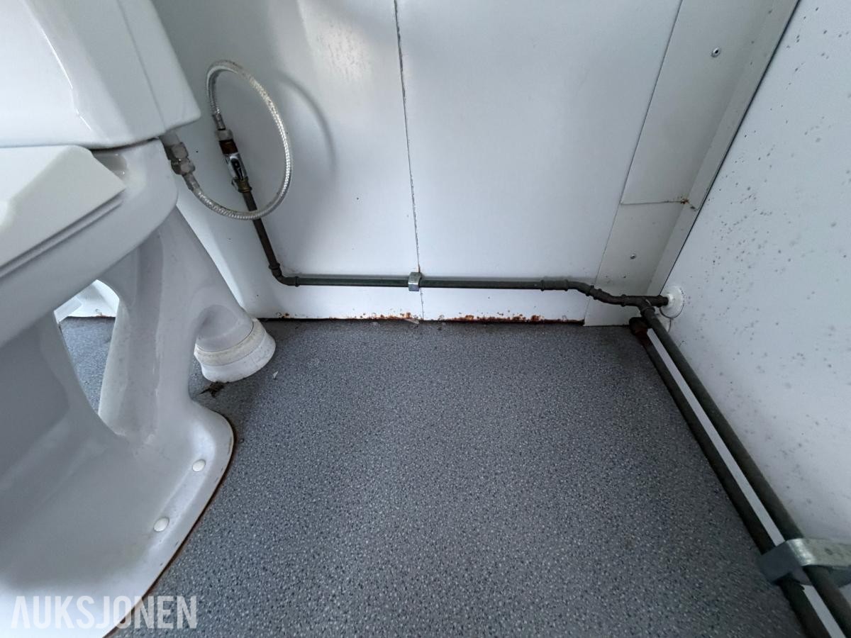 Sanitærcontainer m/ toaletter og dusj