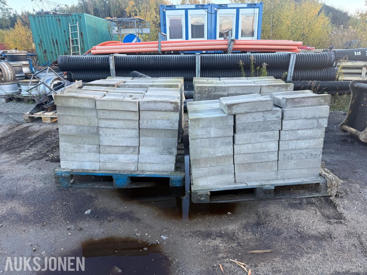 Parti med betongelementer med vannrenne