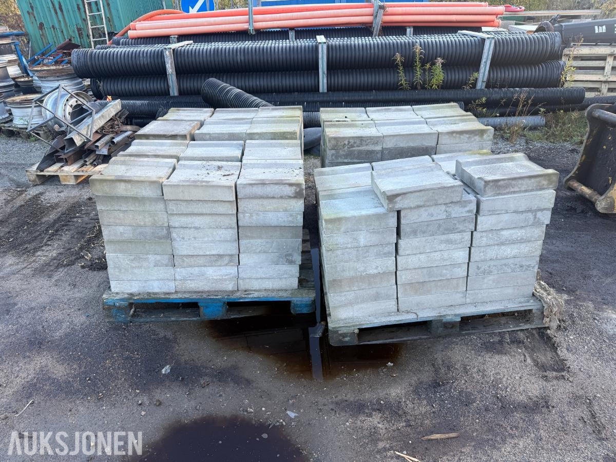 Parti med betongelementer med vannrenne