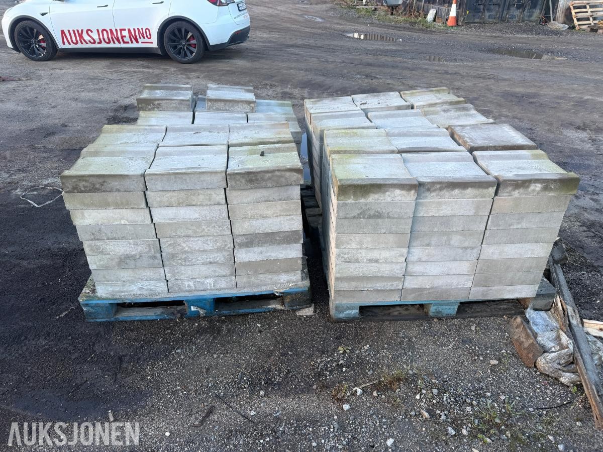 Parti med betongelementer med vannrenne