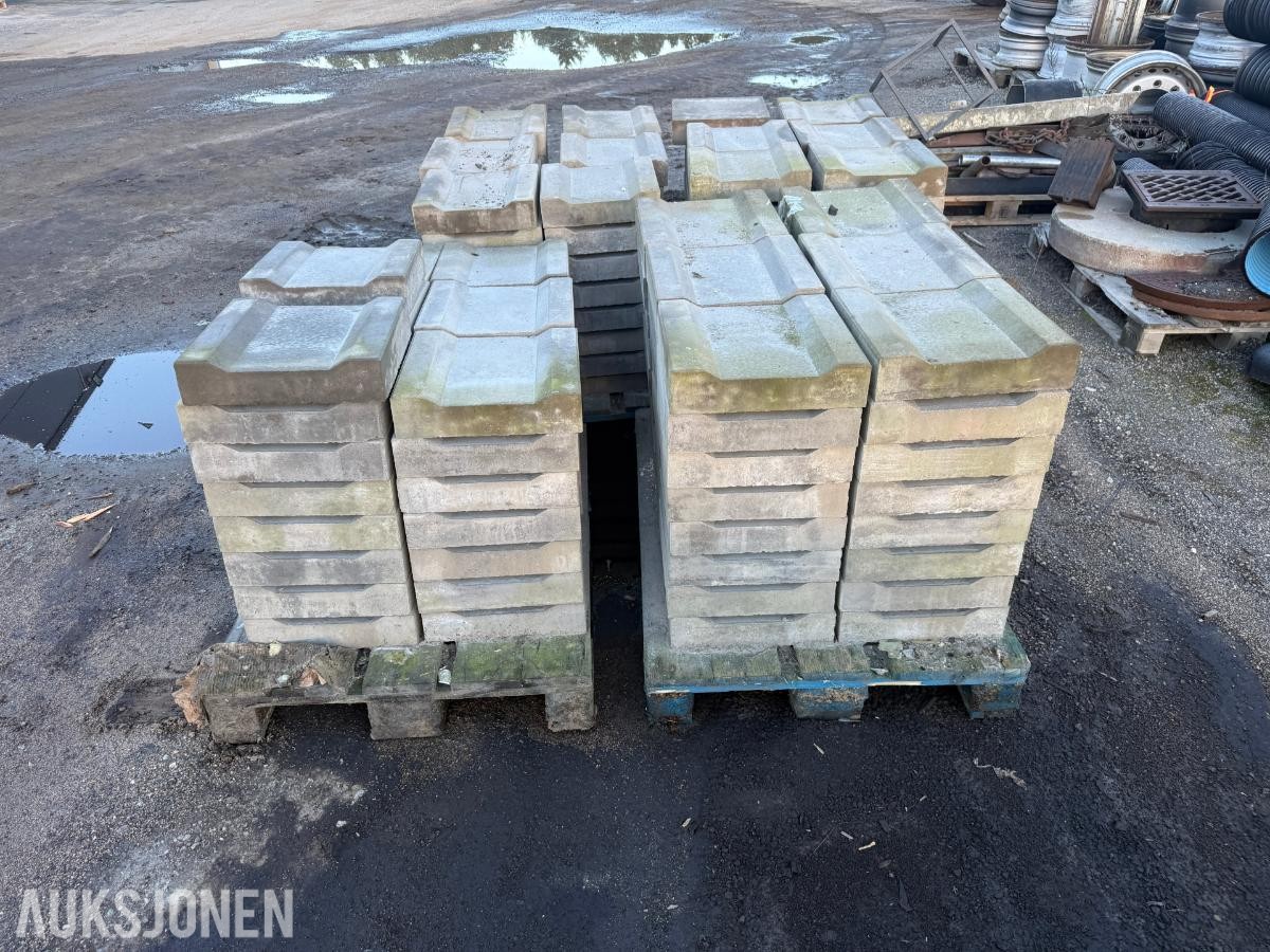 Parti med betongelementer med vannrenne