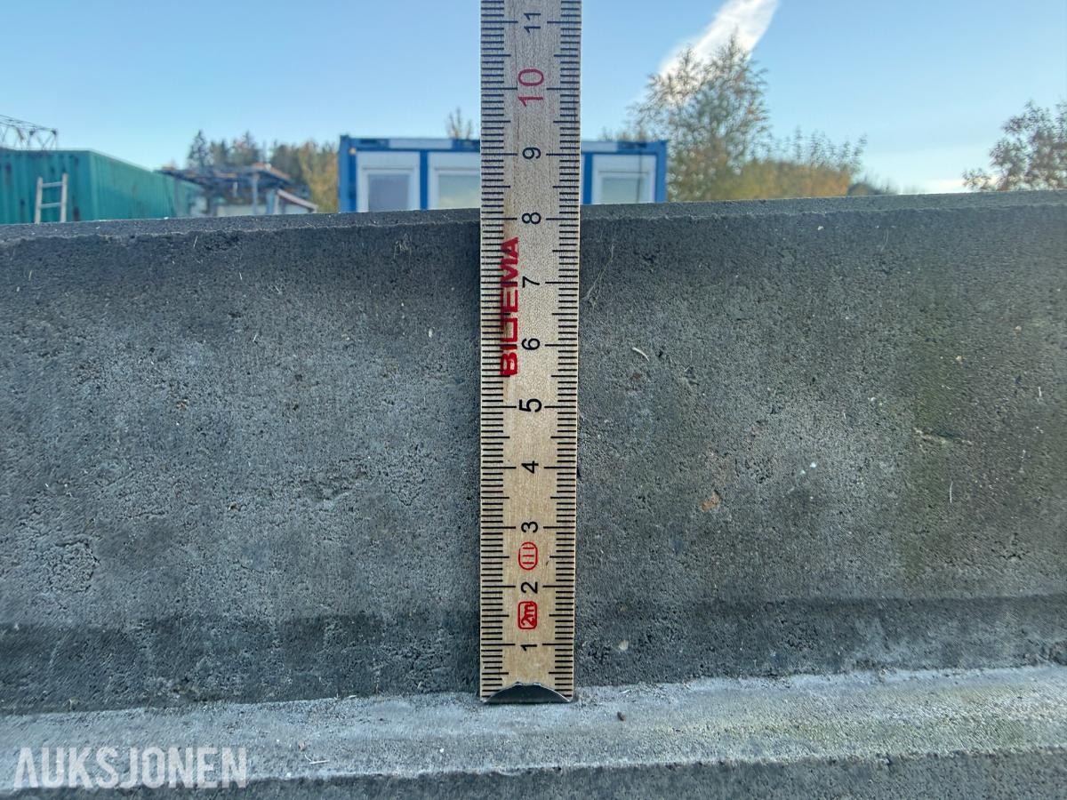 Parti med betongelementer med vannrenne