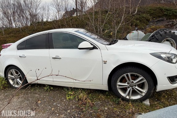 2016 Opel Insignia 1.6 Diesel 136hk Automat, ACC, Kamera, S+V dekk - Motorhavari
