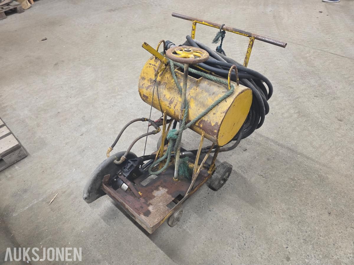 Hydraulisk gulvsag / asfaltsag med vanntank
