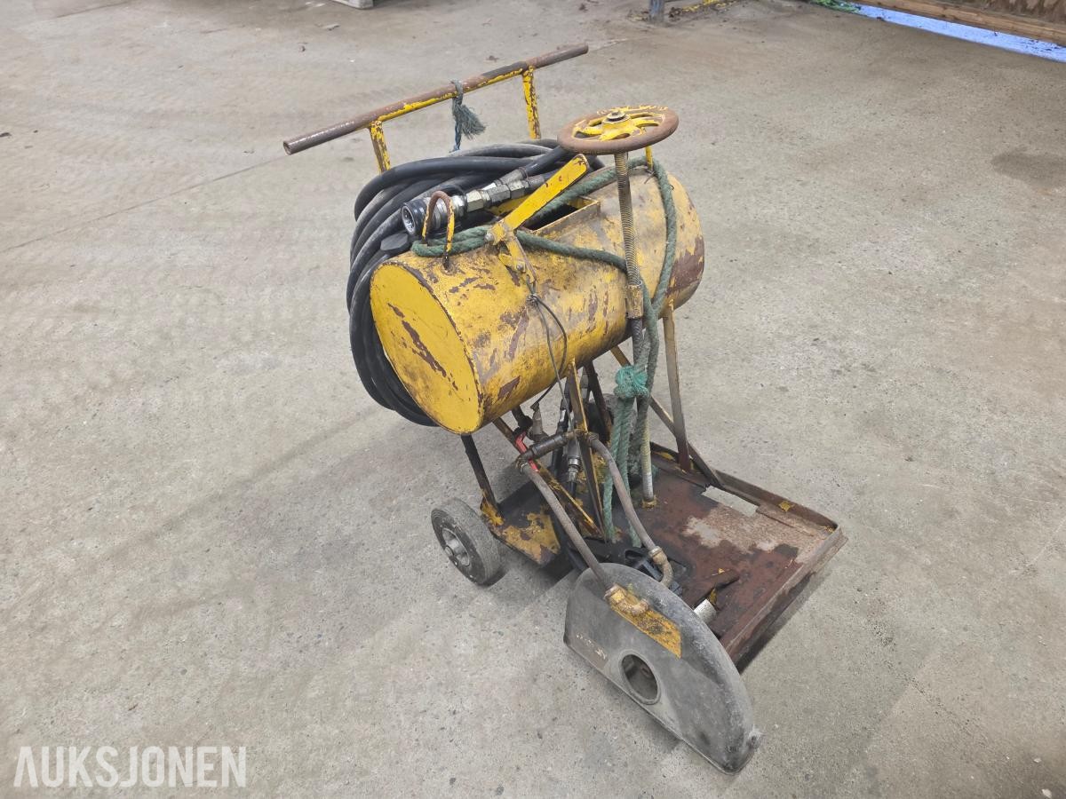 Hydraulisk gulvsag / asfaltsag med vanntank