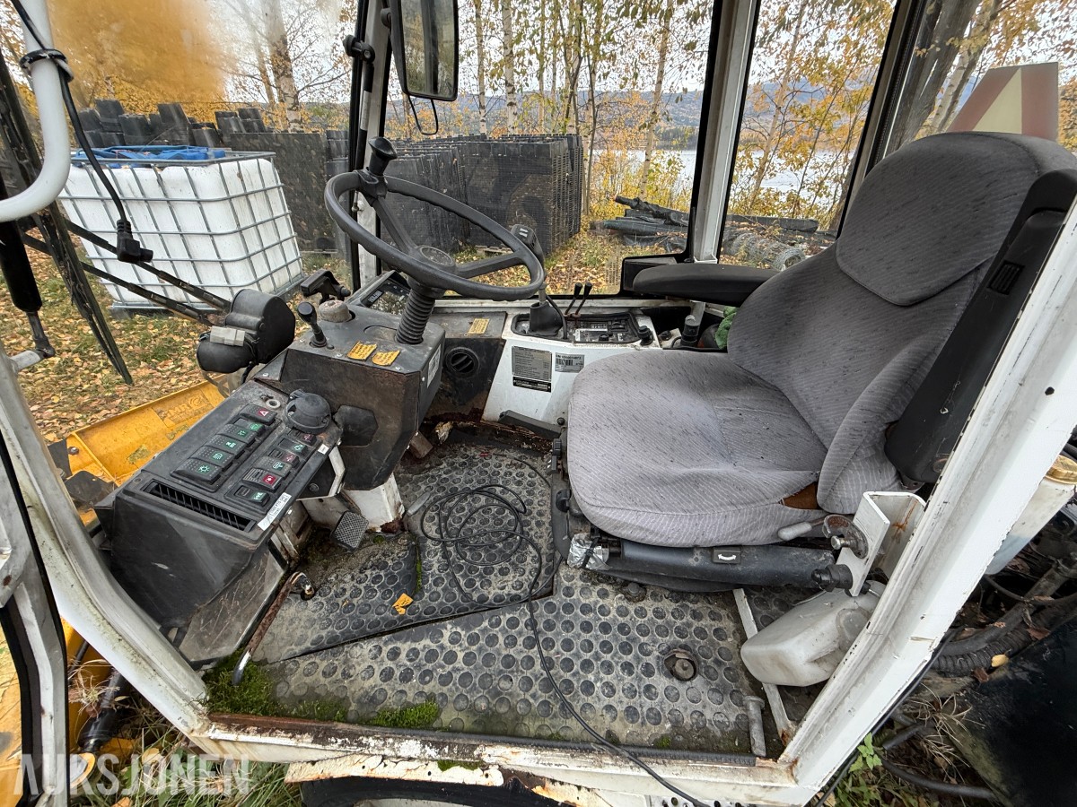 Holder redskapsbærer m/hyd. V-plog/Feiekost/Snøfreser - rep.objekt