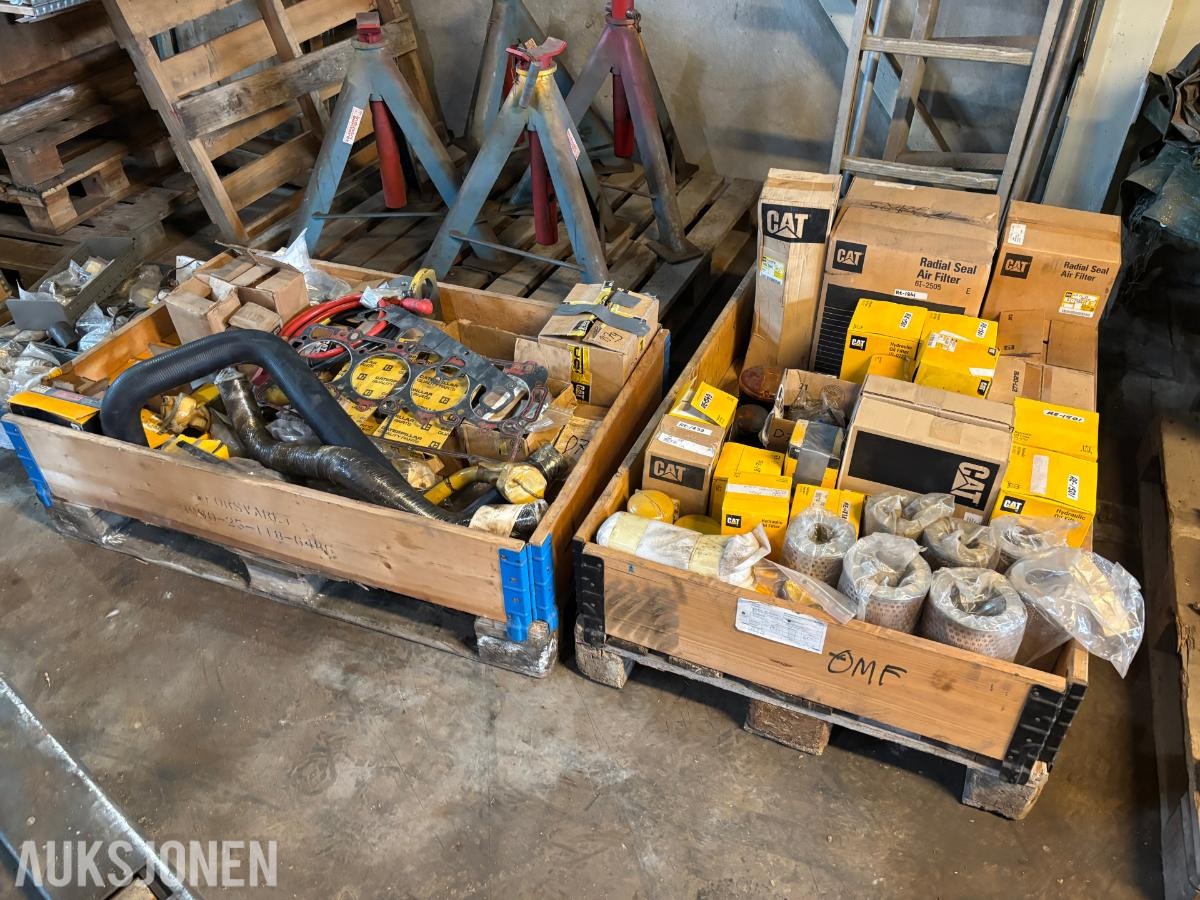 Parti 2Paller CAT/Caterpillar reservedeler, filtre og pakninger til anleggsmaskiner
