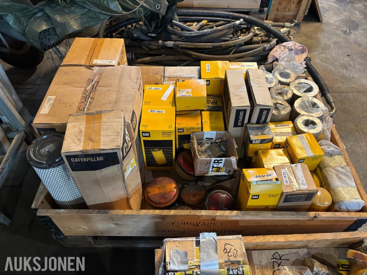 Parti 2Paller CAT/Caterpillar reservedeler, filtre og pakninger til anleggsmaskiner