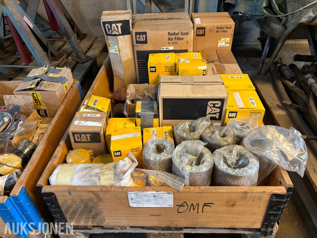 Parti 2Paller CAT/Caterpillar reservedeler, filtre og pakninger til anleggsmaskiner