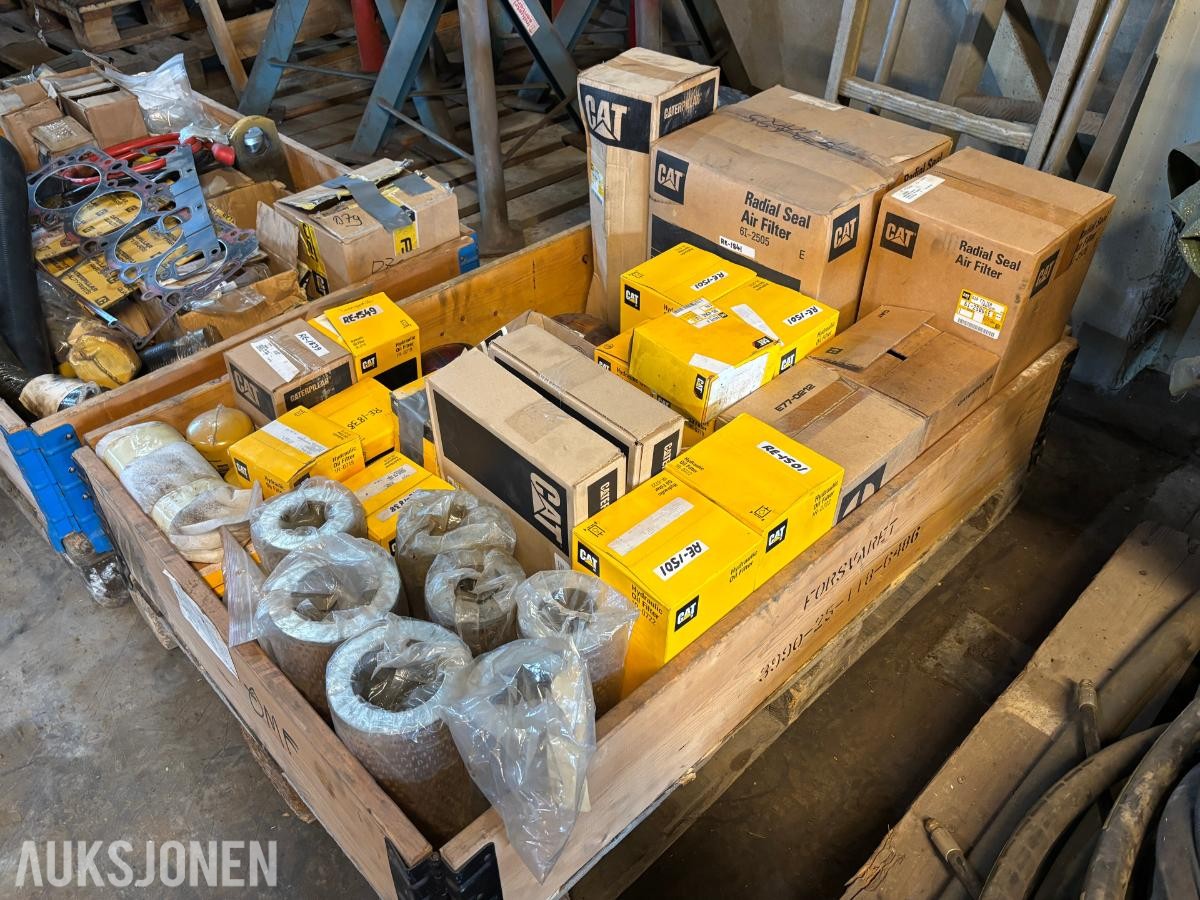 Parti 2Paller CAT/Caterpillar reservedeler, filtre og pakninger til anleggsmaskiner