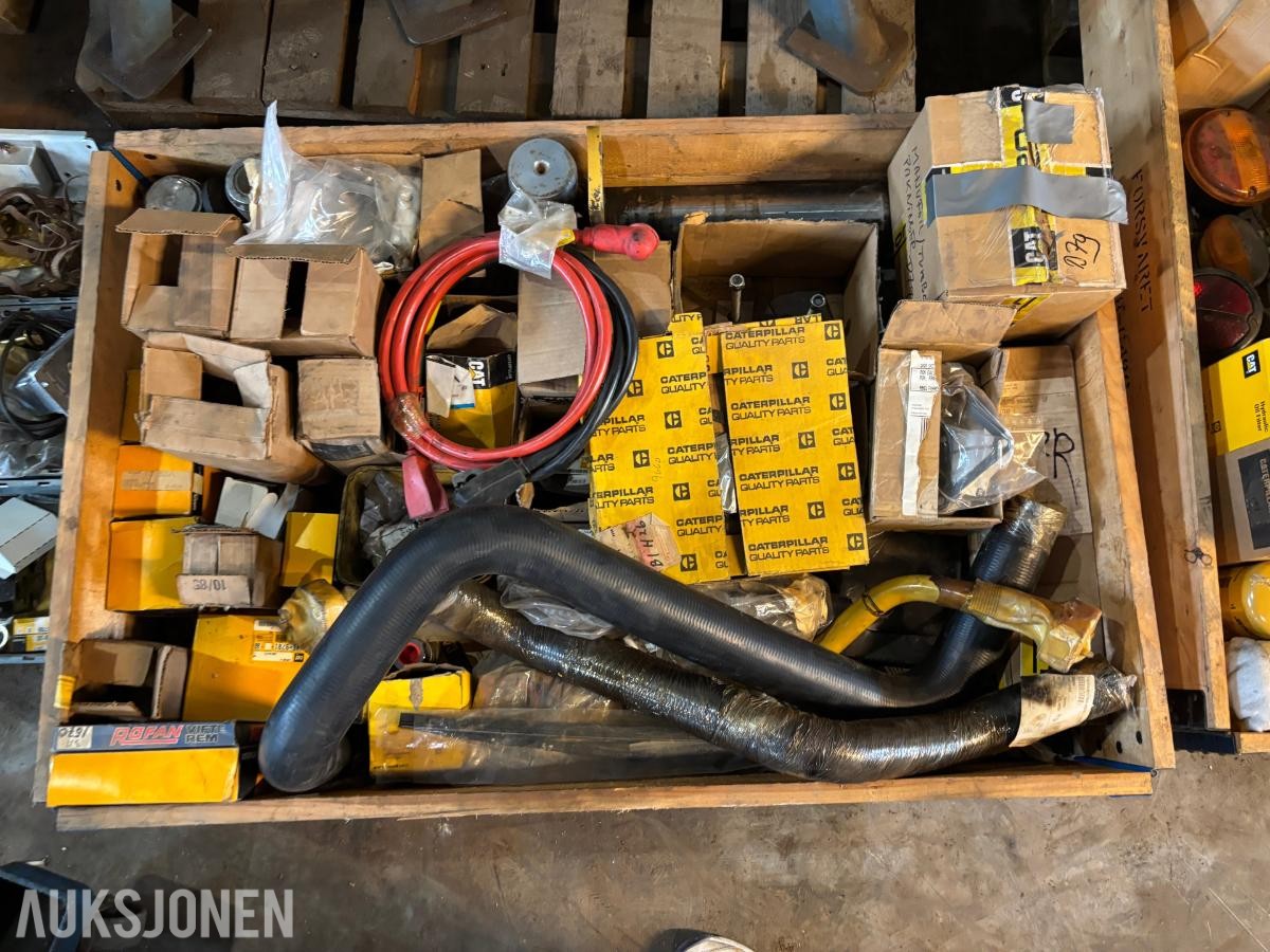 Parti 2Paller CAT/Caterpillar reservedeler, filtre og pakninger til anleggsmaskiner