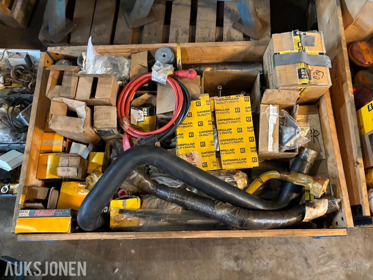 Parti 2Paller CAT/Caterpillar reservedeler, filtre og pakninger til anleggsmaskiner