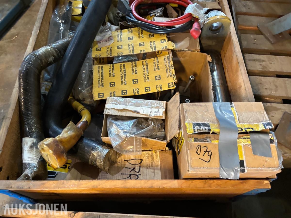 Parti 2Paller CAT/Caterpillar reservedeler, filtre og pakninger til anleggsmaskiner