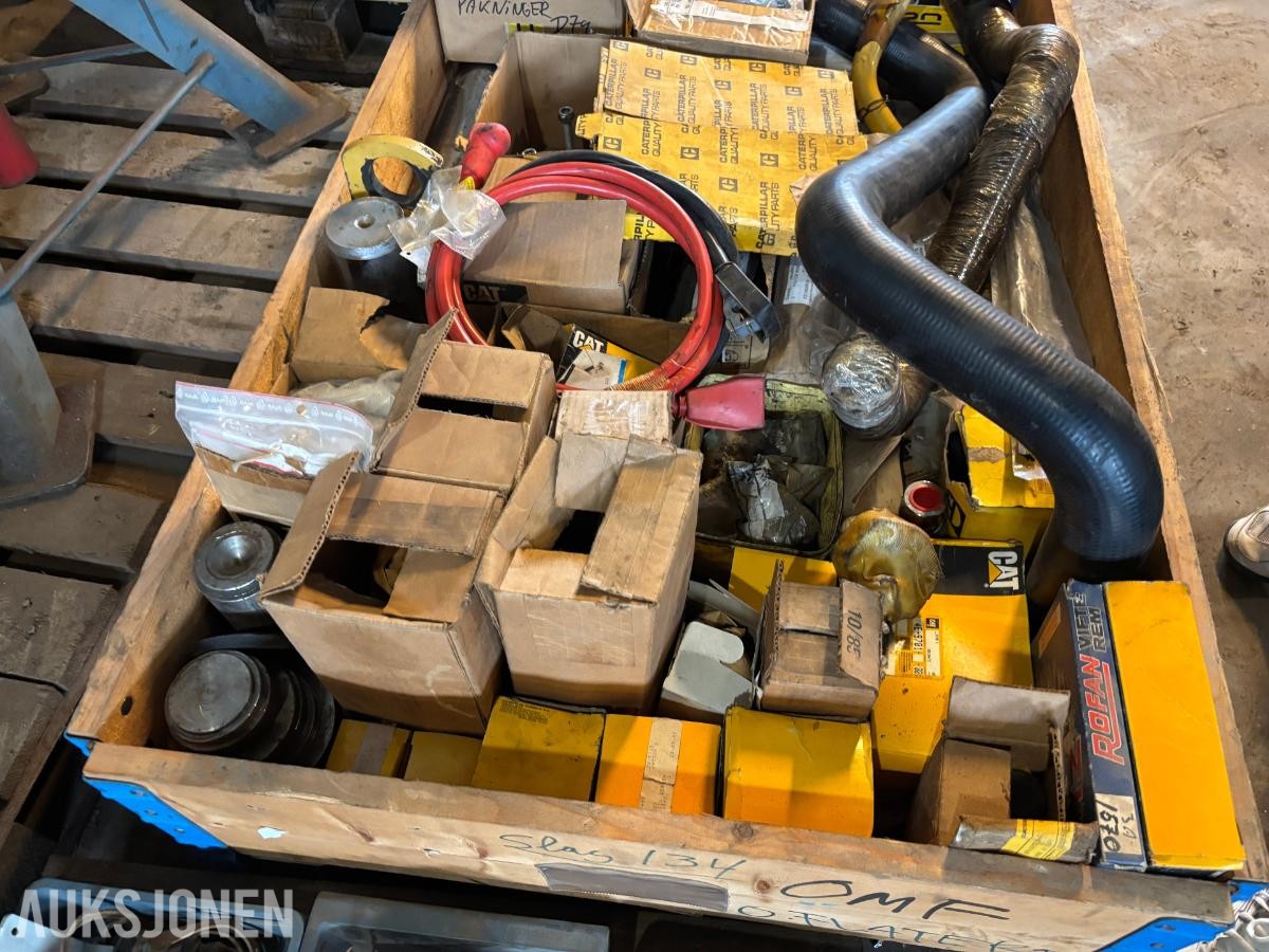 Parti 2Paller CAT/Caterpillar reservedeler, filtre og pakninger til anleggsmaskiner