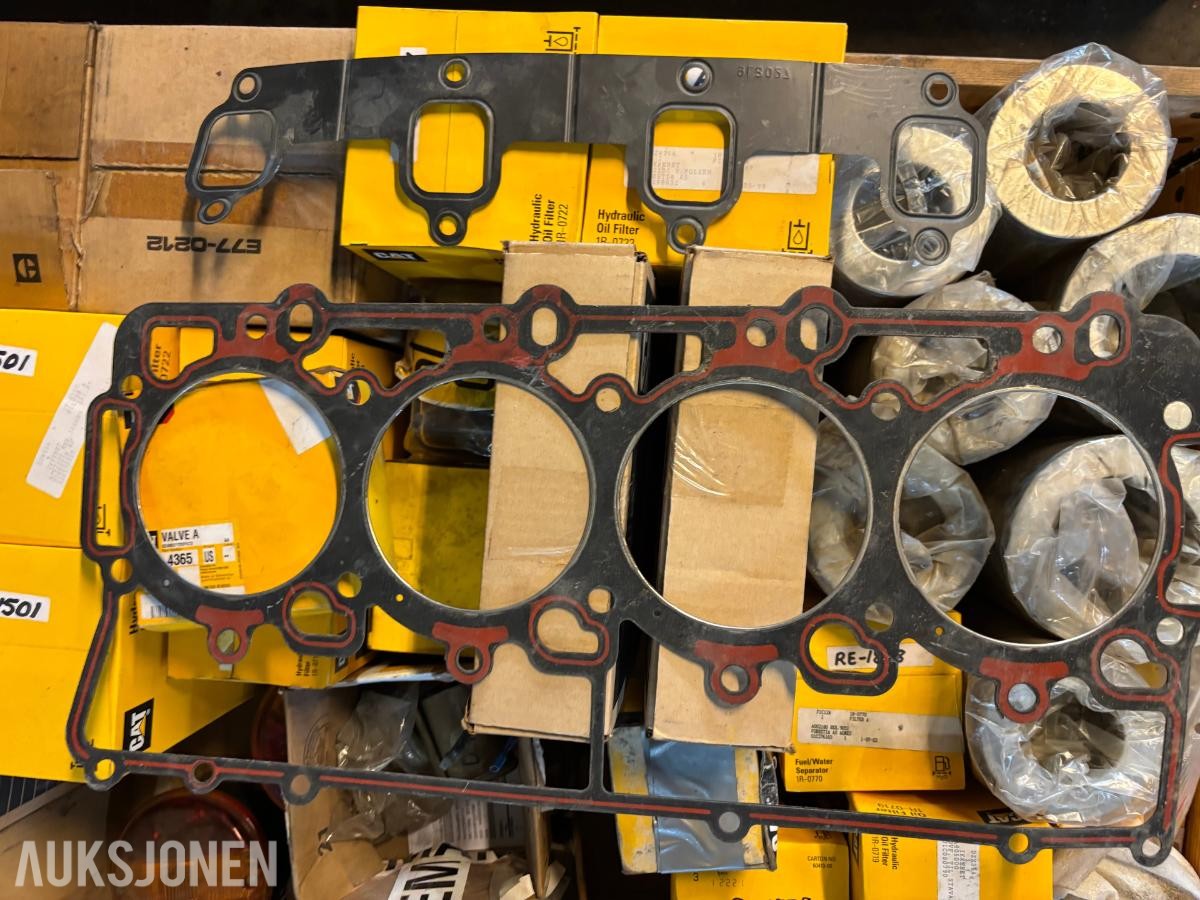Parti 2Paller CAT/Caterpillar reservedeler, filtre og pakninger til anleggsmaskiner