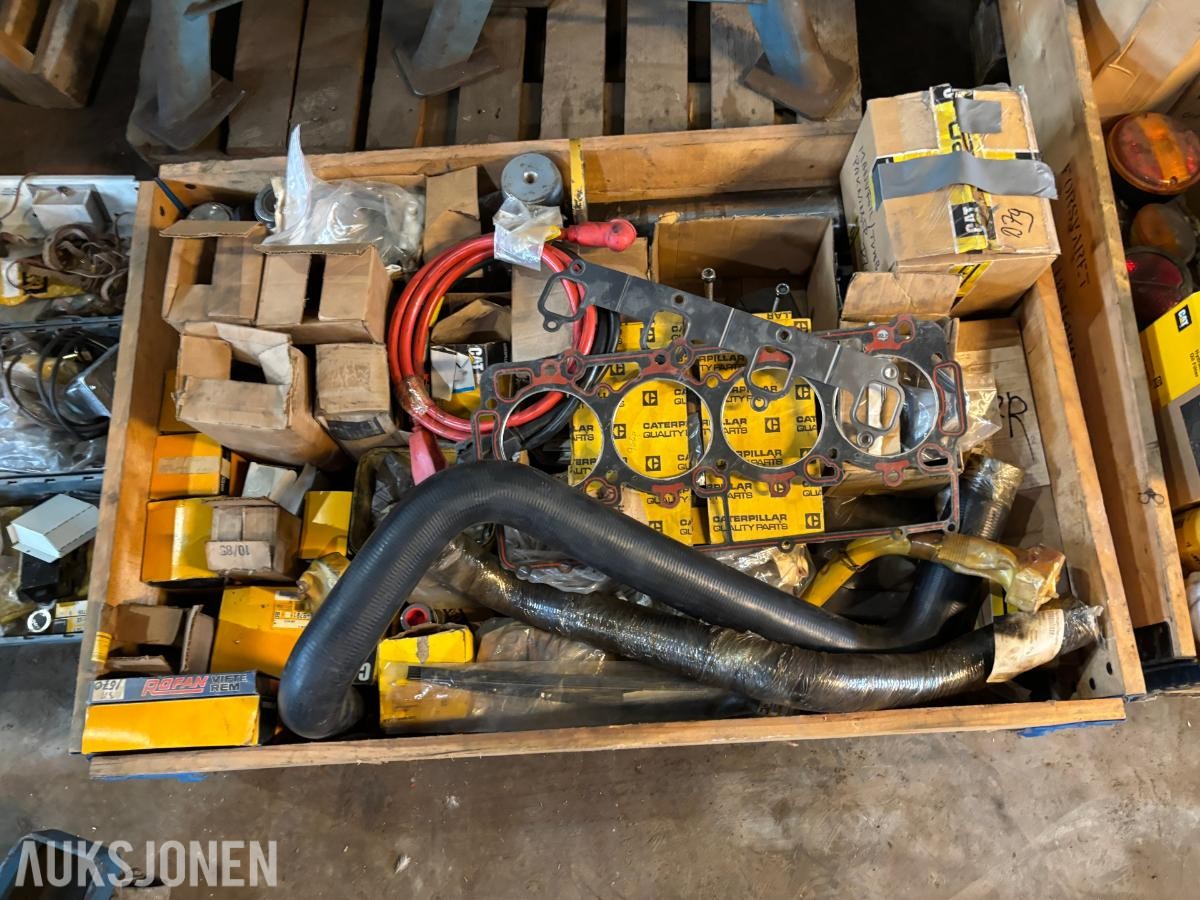 Parti 2Paller CAT/Caterpillar reservedeler, filtre og pakninger til anleggsmaskiner