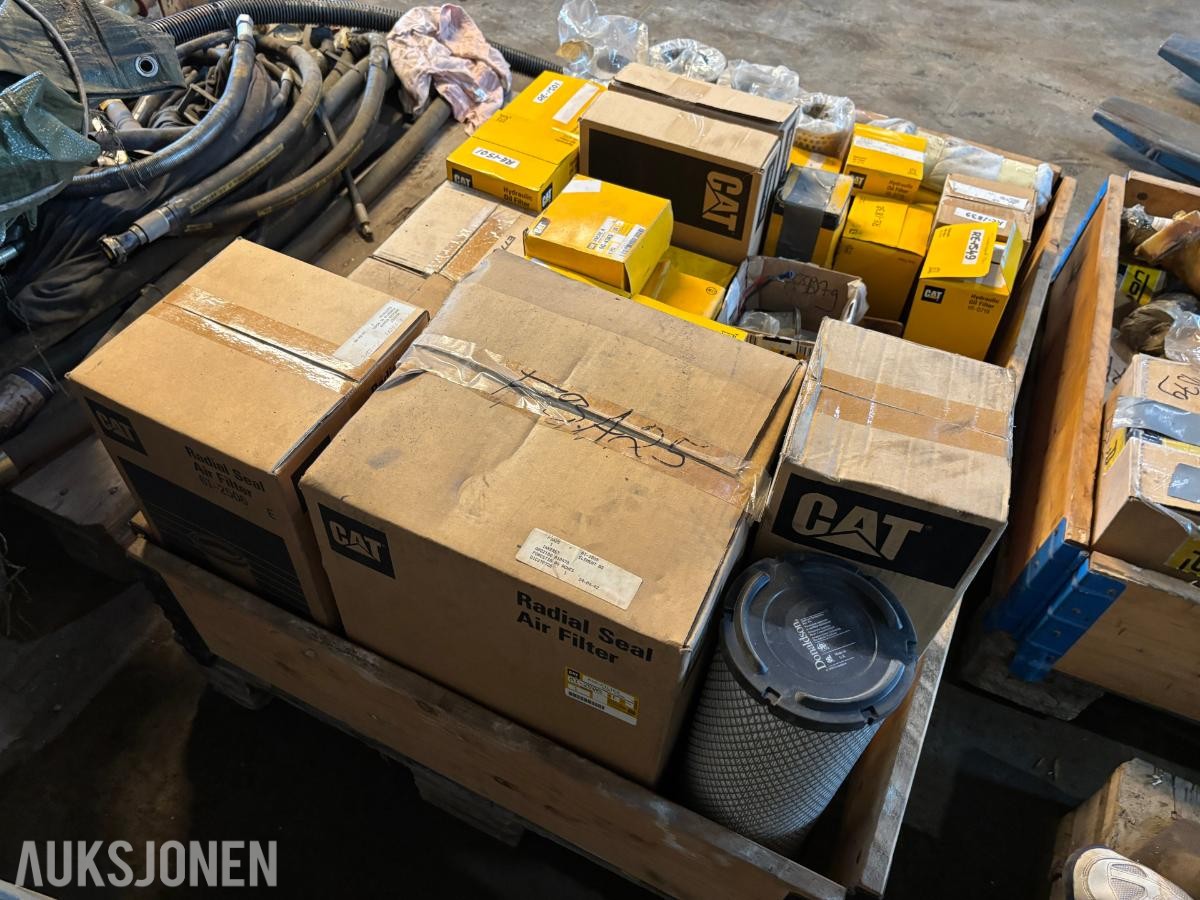 Parti 2Paller CAT/Caterpillar reservedeler, filtre og pakninger til anleggsmaskiner