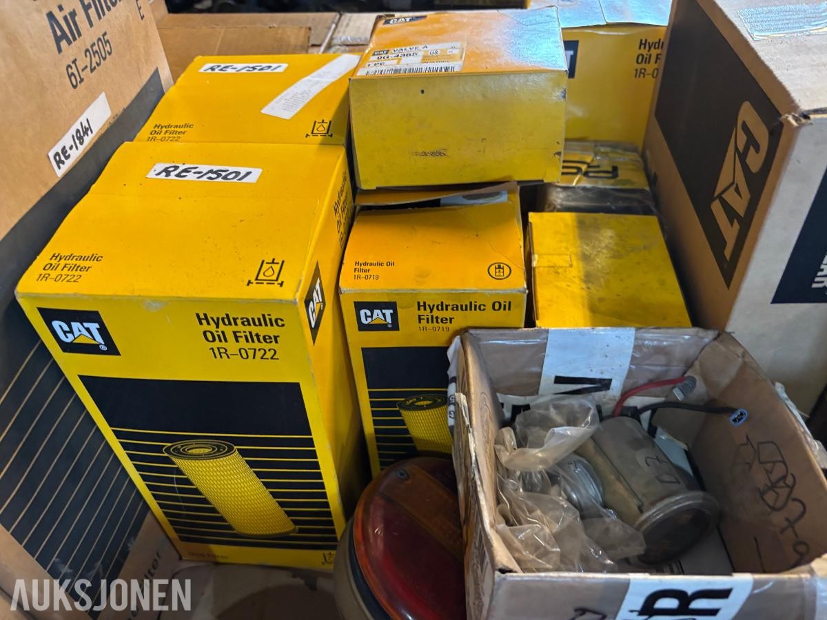 Parti 2Paller CAT/Caterpillar reservedeler, filtre og pakninger til anleggsmaskiner