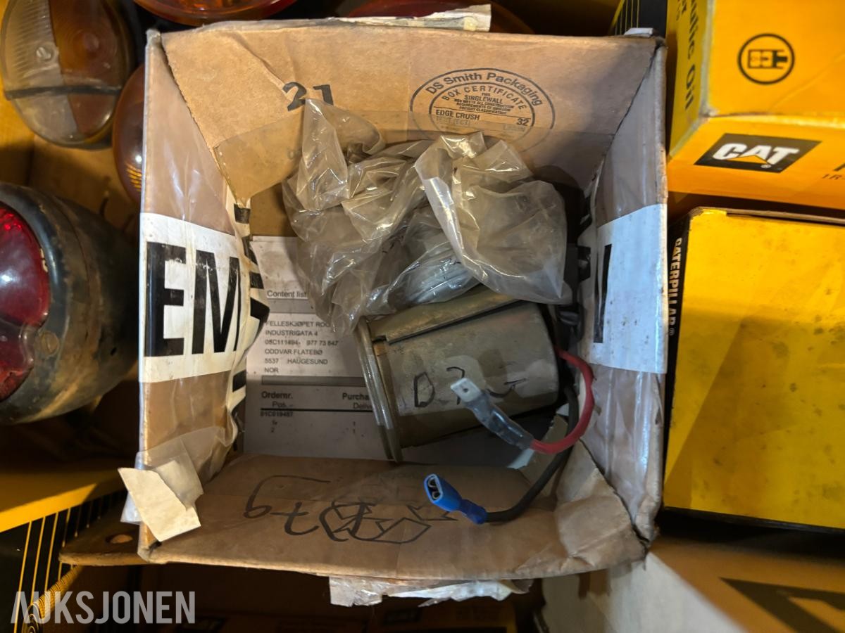 Parti 2Paller CAT/Caterpillar reservedeler, filtre og pakninger til anleggsmaskiner