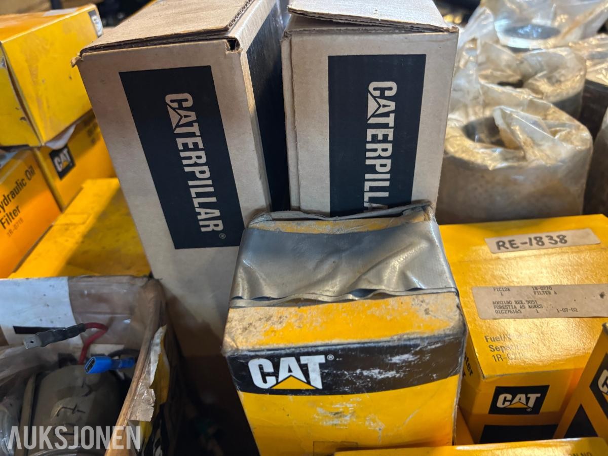 Parti 2Paller CAT/Caterpillar reservedeler, filtre og pakninger til anleggsmaskiner