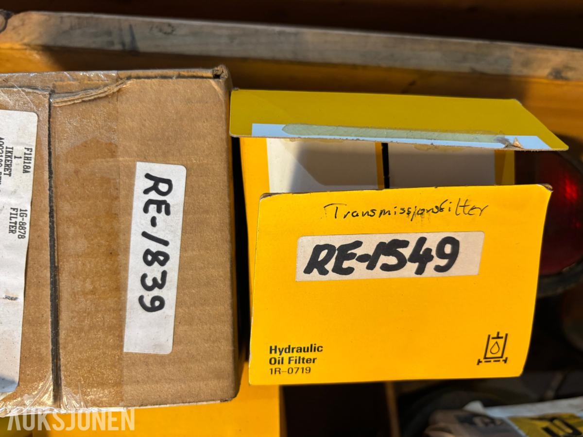 Parti 2Paller CAT/Caterpillar reservedeler, filtre og pakninger til anleggsmaskiner