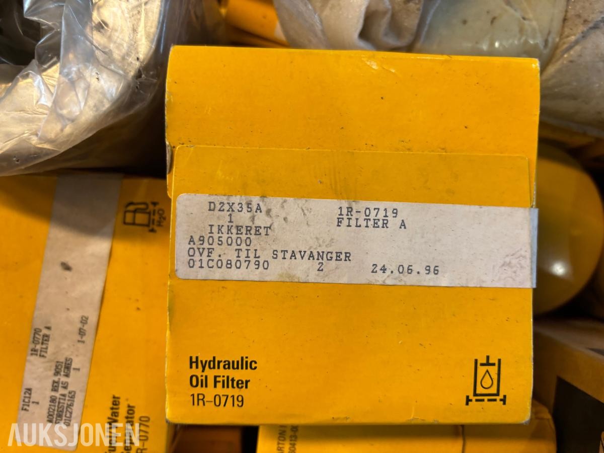 Parti 2Paller CAT/Caterpillar reservedeler, filtre og pakninger til anleggsmaskiner