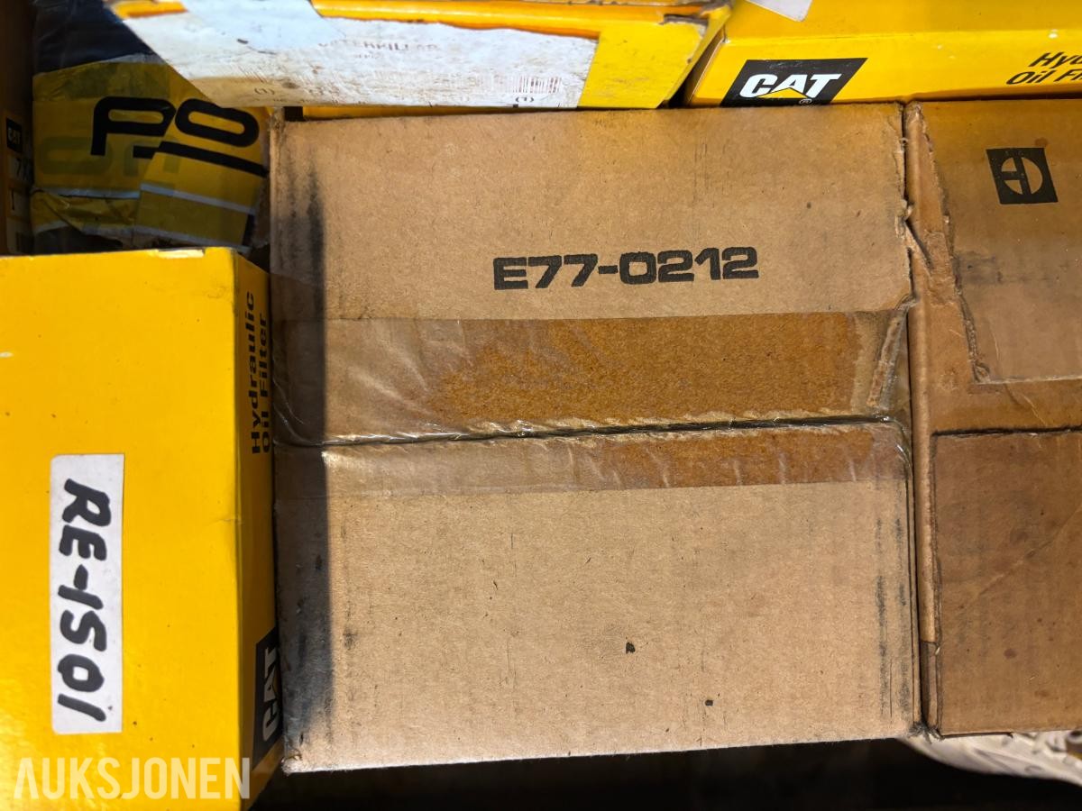 Parti 2Paller CAT/Caterpillar reservedeler, filtre og pakninger til anleggsmaskiner