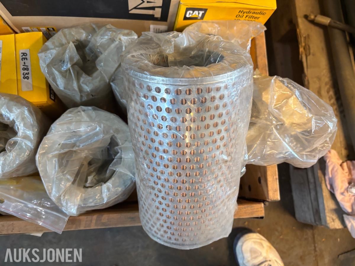 Parti 2Paller CAT/Caterpillar reservedeler, filtre og pakninger til anleggsmaskiner