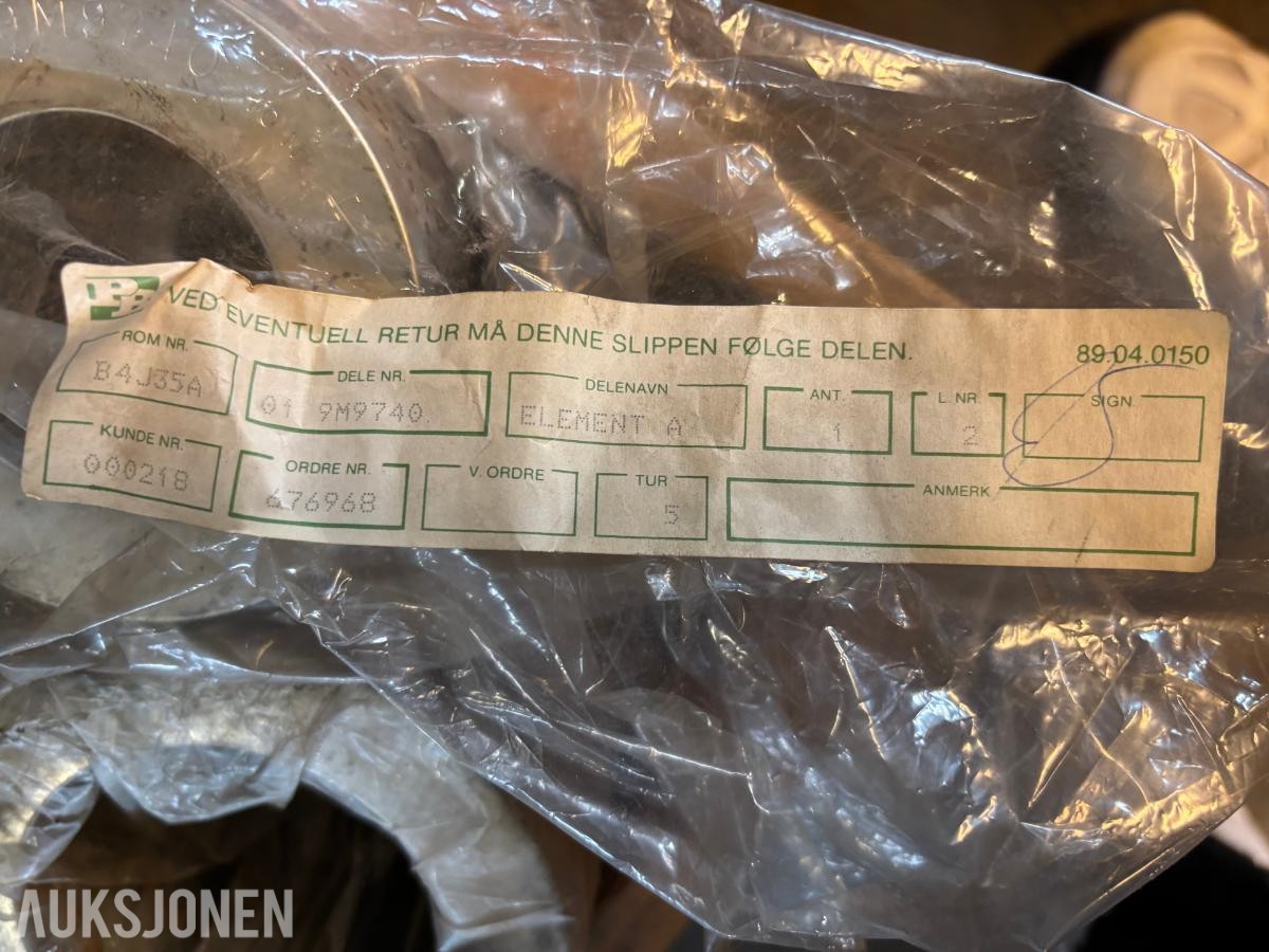 Parti 2Paller CAT/Caterpillar reservedeler, filtre og pakninger til anleggsmaskiner
