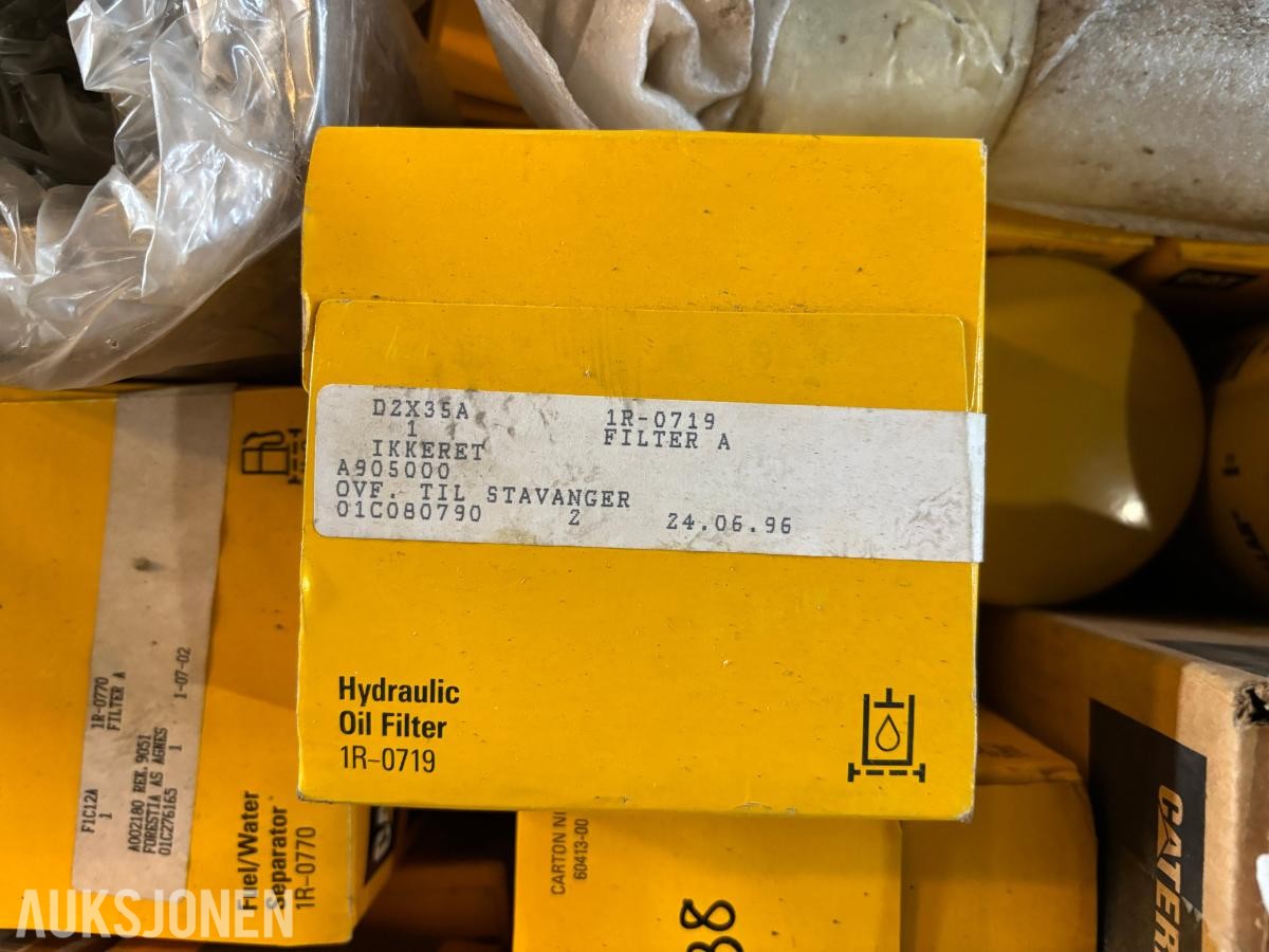 Parti 2Paller CAT/Caterpillar reservedeler, filtre og pakninger til anleggsmaskiner