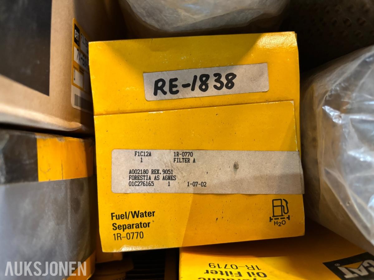 Parti 2Paller CAT/Caterpillar reservedeler, filtre og pakninger til anleggsmaskiner