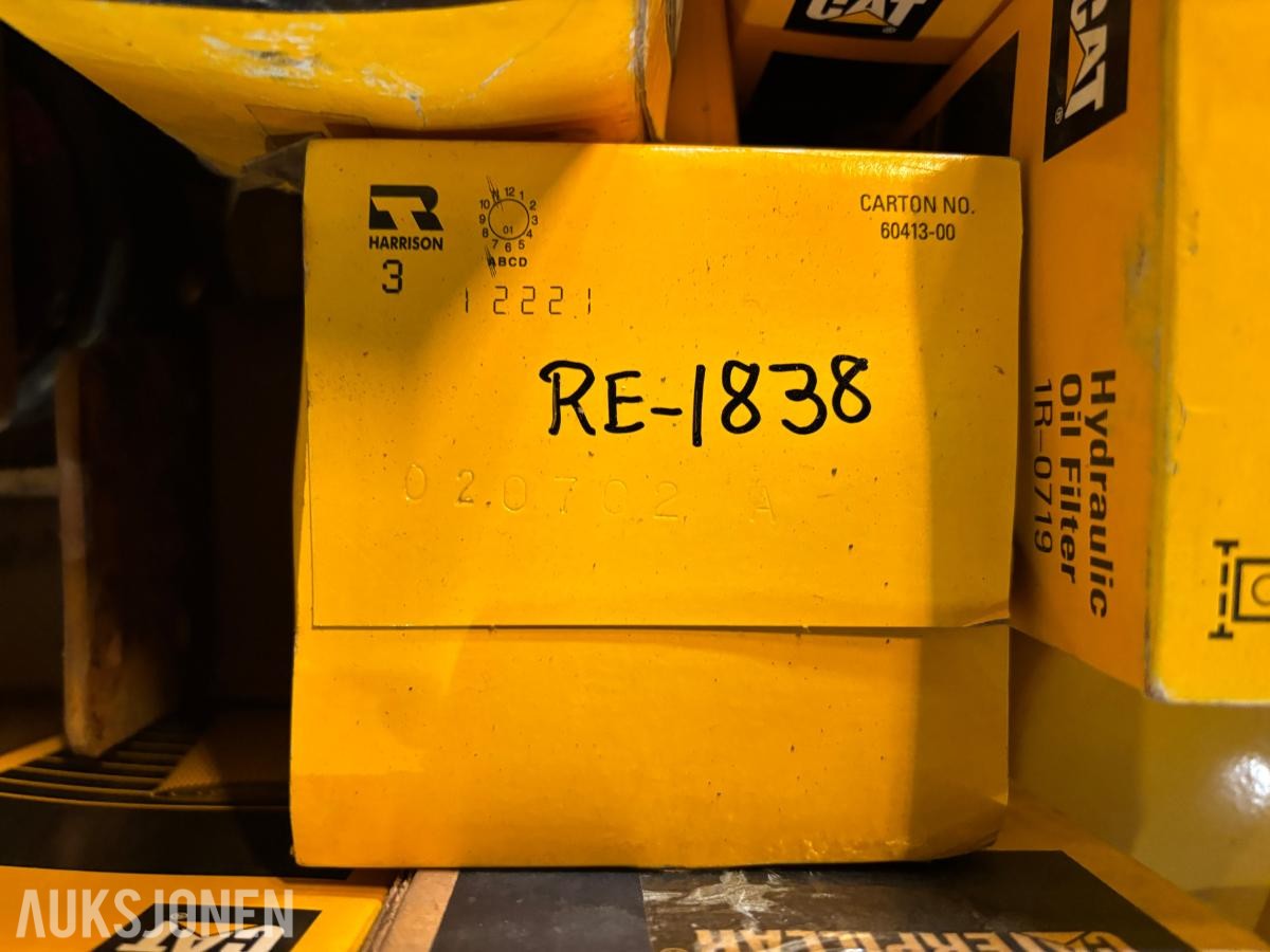 Parti 2Paller CAT/Caterpillar reservedeler, filtre og pakninger til anleggsmaskiner