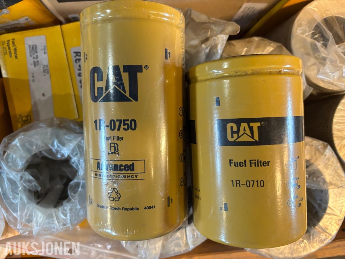 Parti 2Paller CAT/Caterpillar reservedeler, filtre og pakninger til anleggsmaskiner