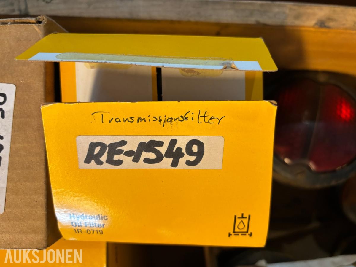 Parti 2Paller CAT/Caterpillar reservedeler, filtre og pakninger til anleggsmaskiner