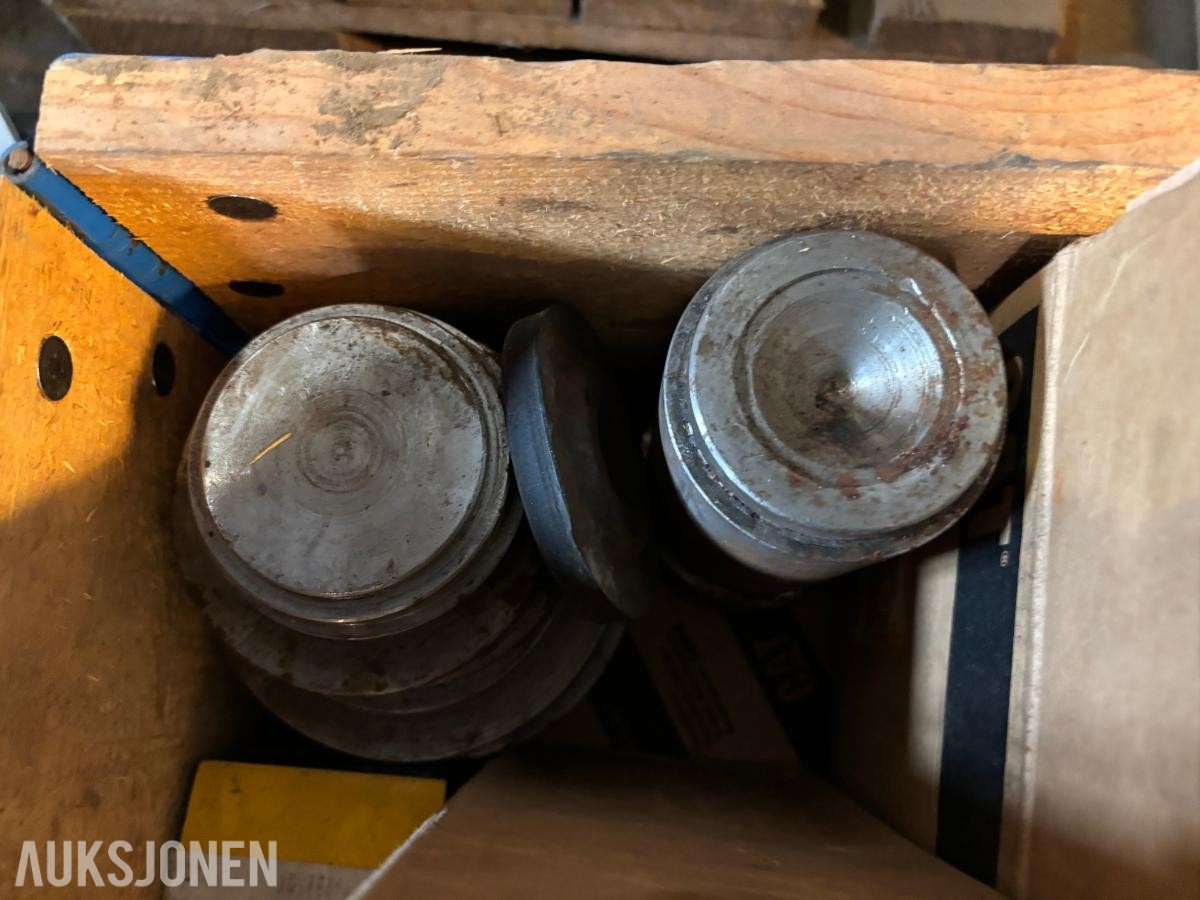 Parti 2Paller CAT/Caterpillar reservedeler, filtre og pakninger til anleggsmaskiner