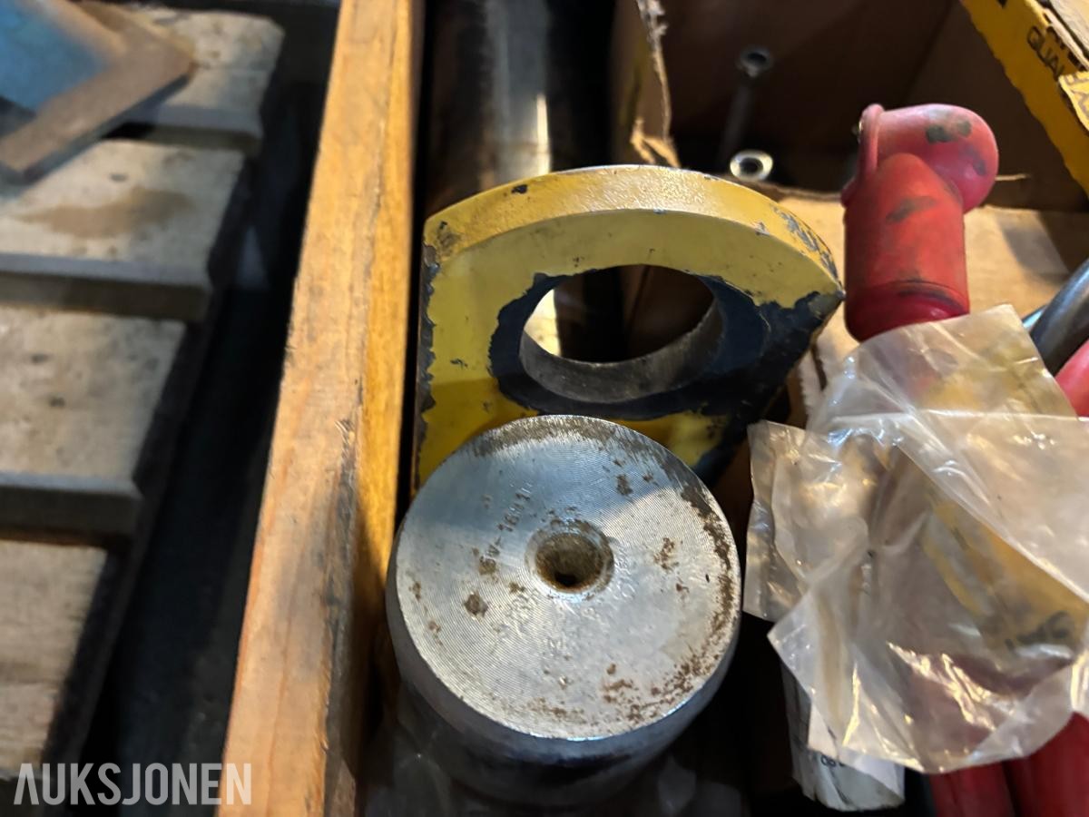 Parti 2Paller CAT/Caterpillar reservedeler, filtre og pakninger til anleggsmaskiner