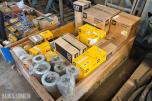 Parti 2Paller CAT/Caterpillar reservedeler, filtre og pakninger til anleggsmaskiner