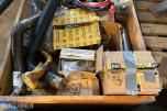 Parti 2Paller CAT/Caterpillar reservedeler, filtre og pakninger til anleggsmaskiner