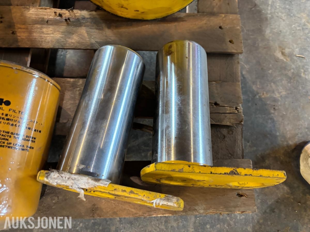Komatsu WA480 reservedeler, oljer og diverse deler – selges samlet