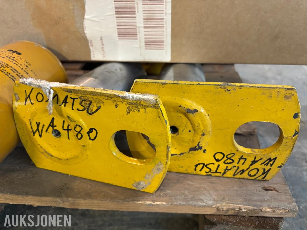 Komatsu WA480 reservedeler, oljer og diverse deler – selges samlet