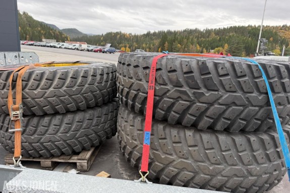 4 stk. Nokian TRI 2 piggdekk med felg til traktor John Deere 6830
