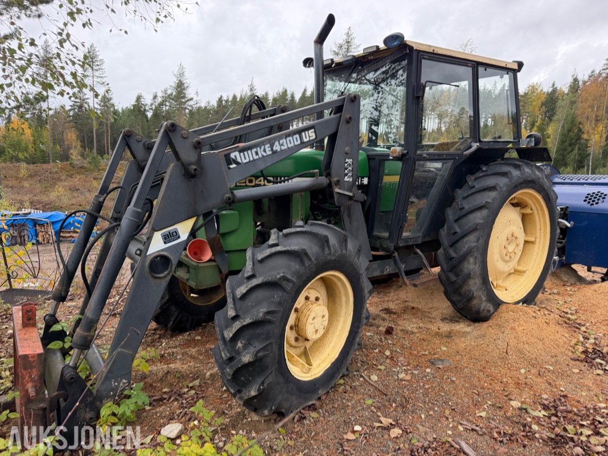 John Deere 2040 Synchron m/laster, pallegaffel, skuffe