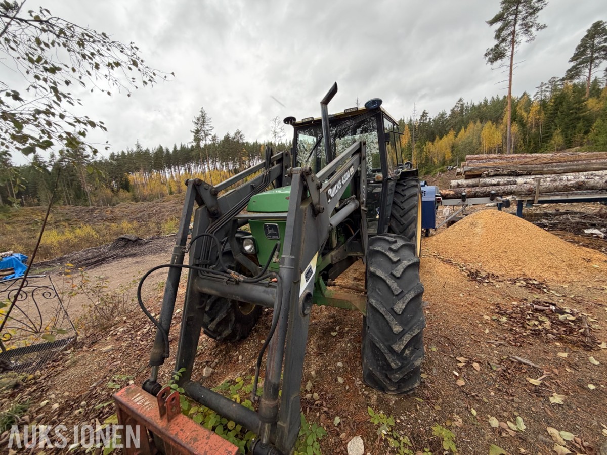 John Deere 2040 Synchron m/laster, pallegaffel, skuffe