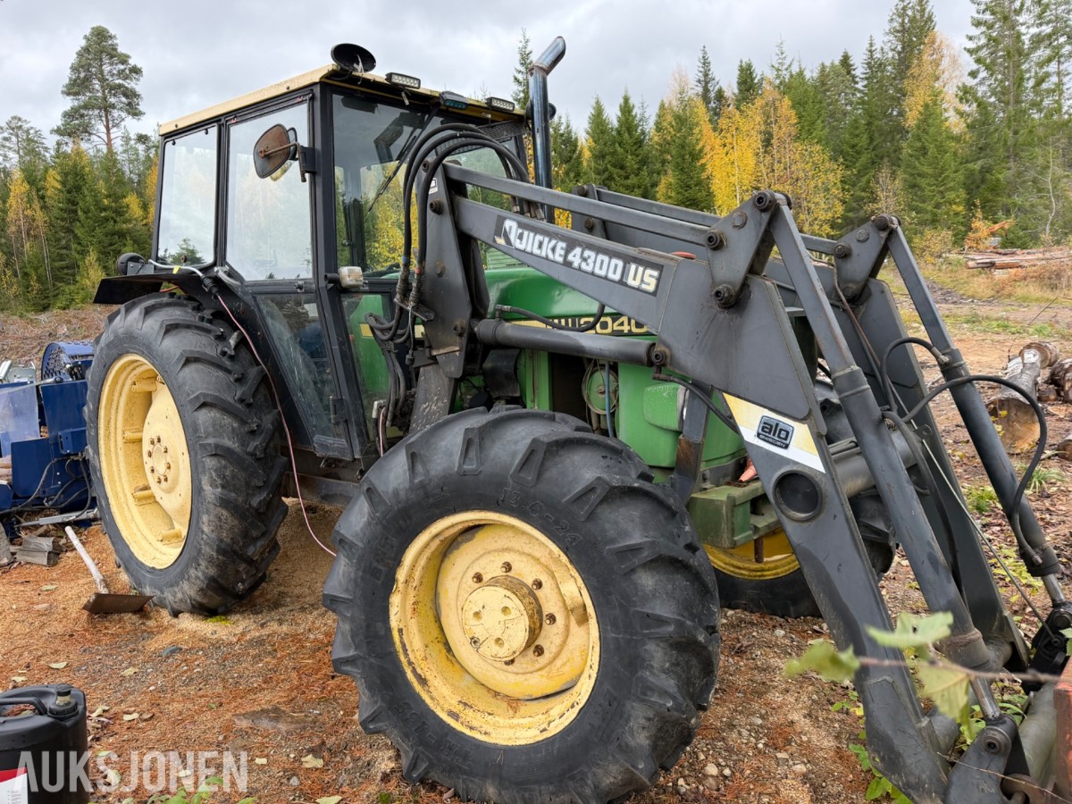 John Deere 2040 Synchron m/laster, pallegaffel, skuffe