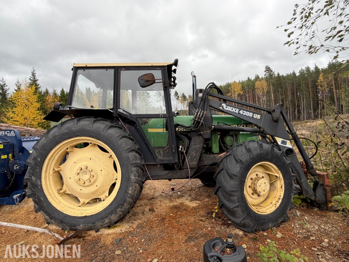 John Deere 2040 Synchron m/laster, pallegaffel, skuffe