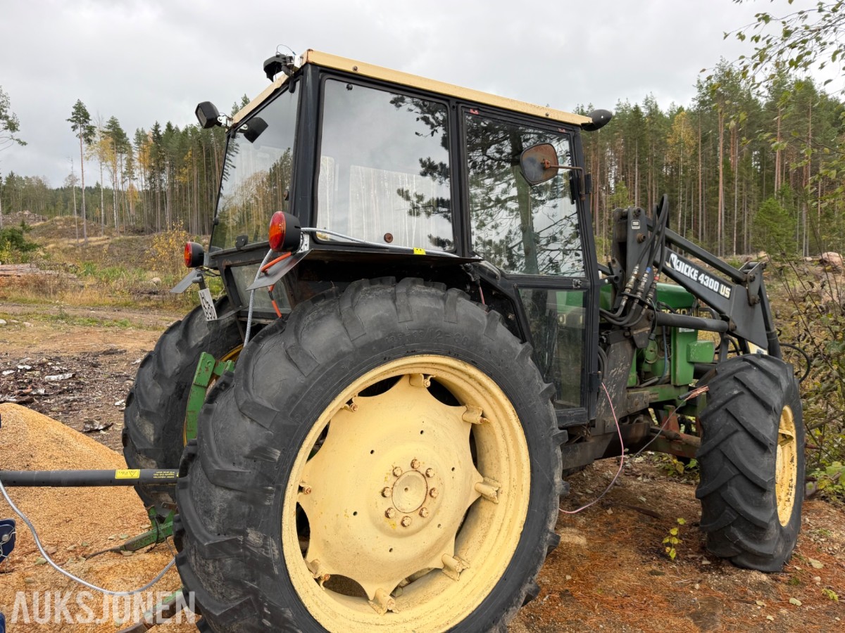 John Deere 2040 Synchron m/laster, pallegaffel, skuffe