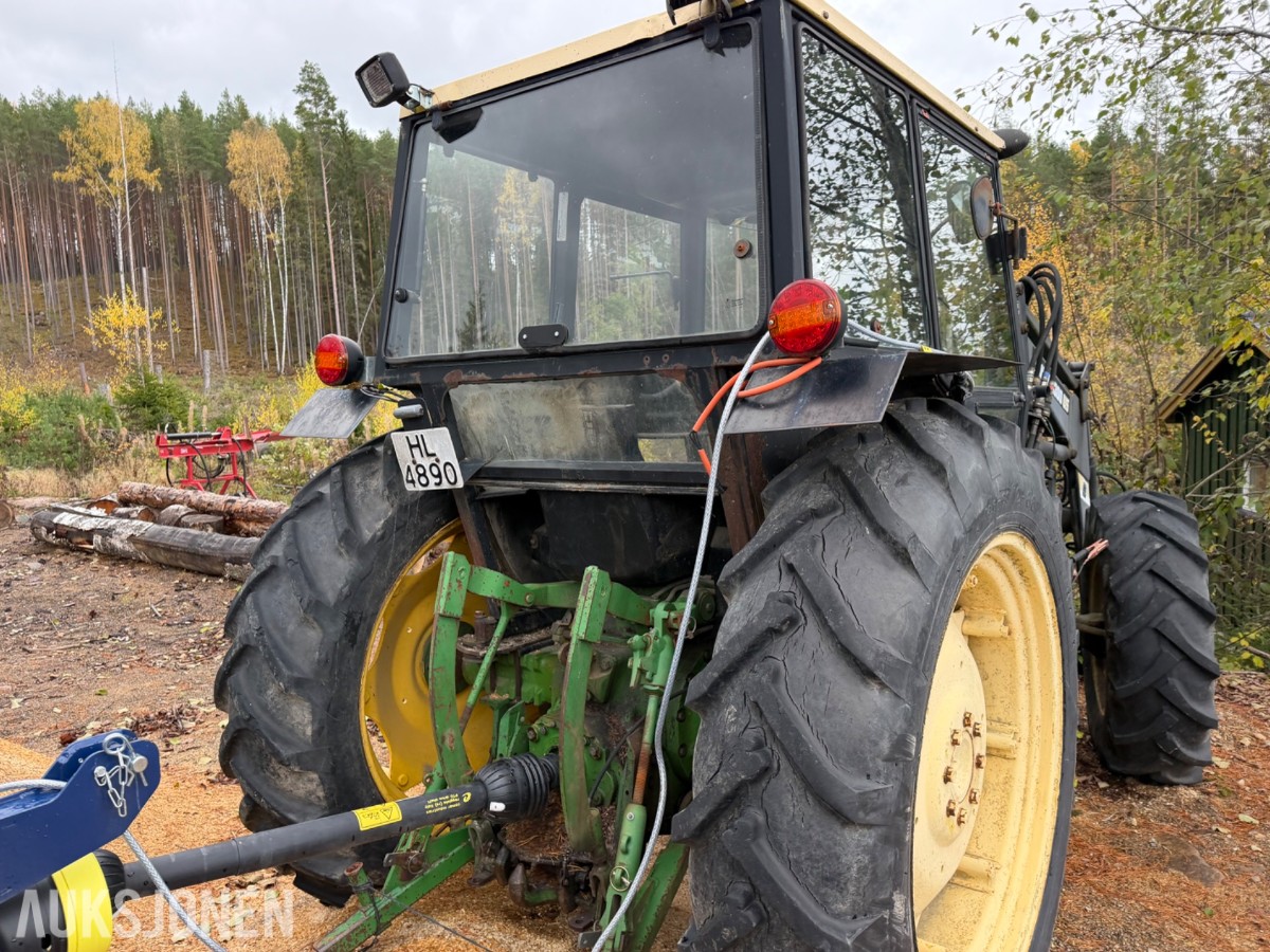John Deere 2040 Synchron m/laster, pallegaffel, skuffe