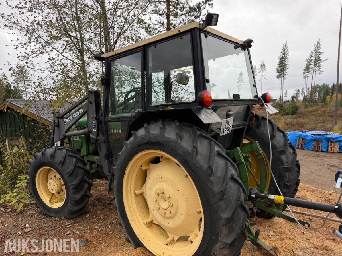 John Deere 2040 Synchron m/laster, pallegaffel, skuffe